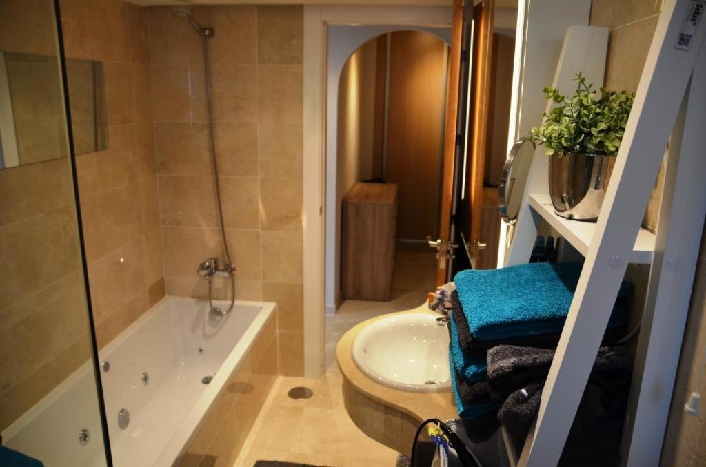 Апартаменты Penthouse Mit Privatem Jacuzzi In Marbella - La Mairena Охен Экстерьер фото